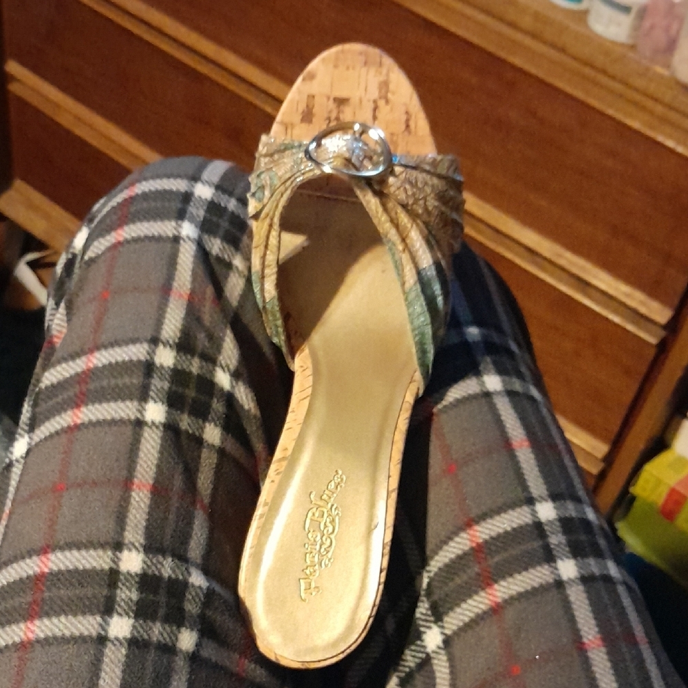 Paris Blues Shimmering Gold Heels Size 10 - Picture 6 of 14
